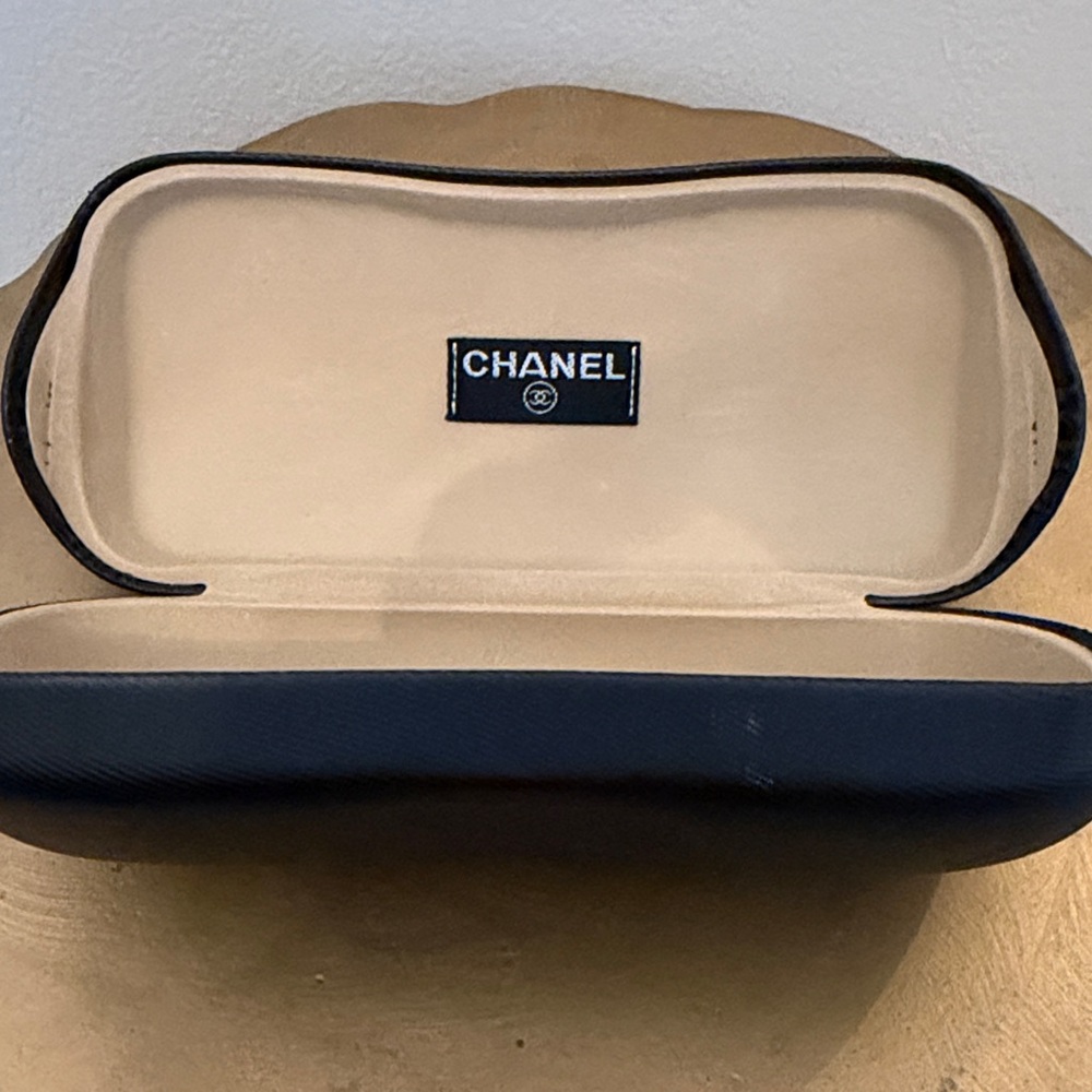 Chanel sunglass case - Picture 2 of 3
